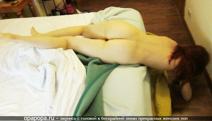 Частное фото: рыжеволосая первокурсница с сочной задницей сползает с кровати после перездачи экзамена