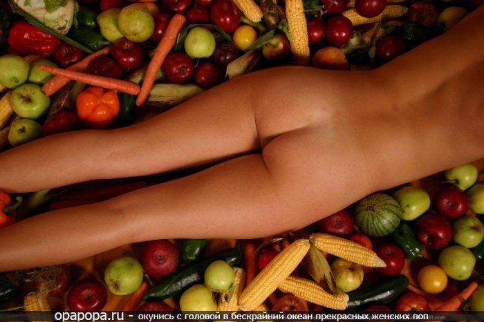 Фотография: смуглой девушки с привлекательной вкусной попкой на полу