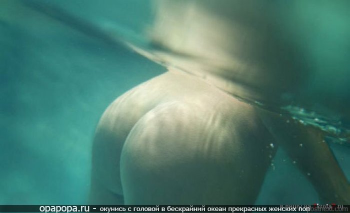 Промокшая девушка с аппетитной попкой