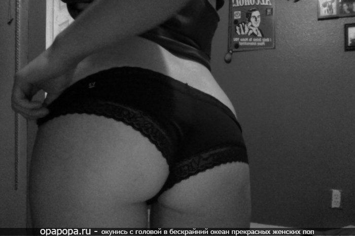 Домашнее черно-белое фото: девушка с большой привлекательной задницей в трусах