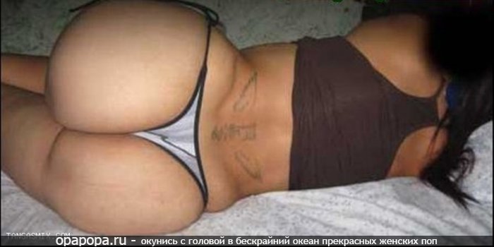 Домашнее фото: взрослая женщина с массивной спелой задницей на кровати в мини-трусиках