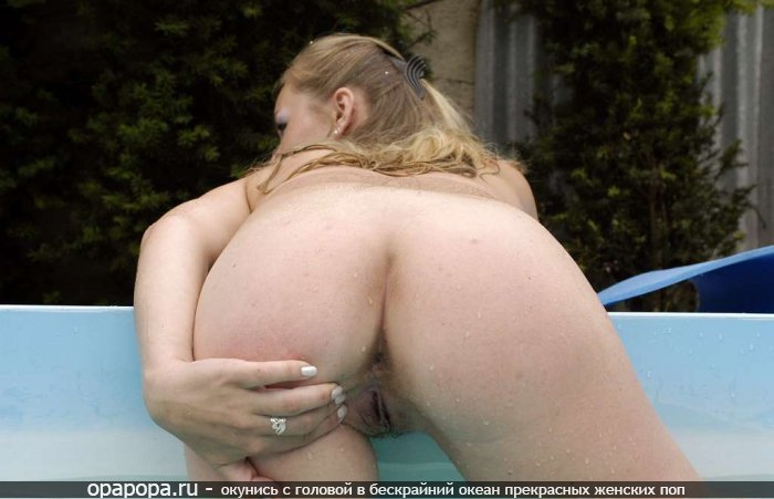 Личное фото: опытная блондинка Анита с привлекательной попочкой у бассейна на улице без трусов